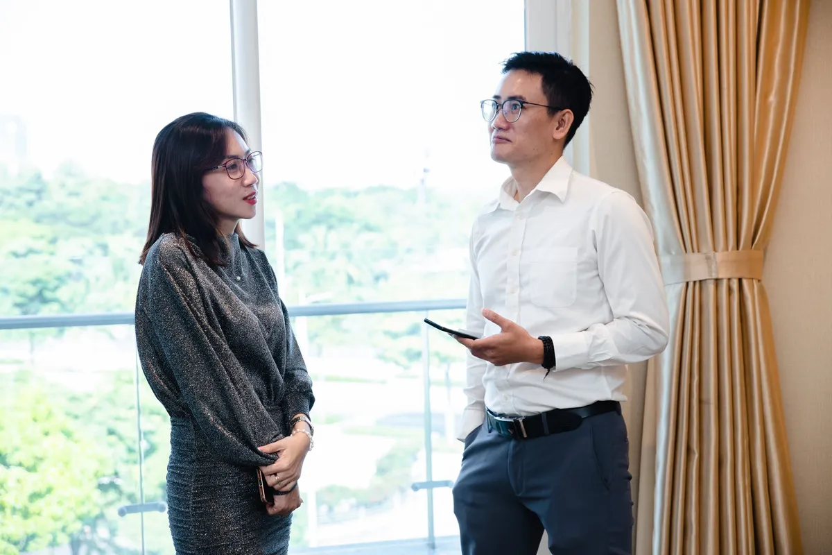 Two colleagues talking by a window